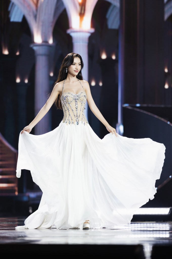 Miss Cosmo Vietnam 2025: Top 43 trình diễn đầy quyến rũ, tỏa sáng với loạt thiết kế váy dạ hội đẹp mắt- Ảnh 15.