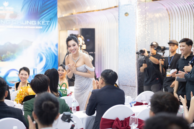 Thủy Bùi trình diễn ấn tượng tại Miss Cosmo Vietnam 2025, nhận chức "Giám đốc Bản quyền Đắk Lắk"- Ảnh 1.