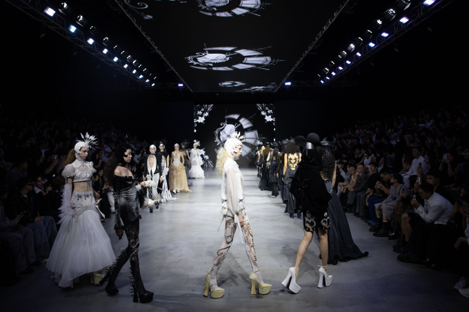 DEPA Fashion Show 2025: Minh Tú mở màn với hình tượng người mẹ, 5 nhà thiết kế trẻ debut cực chất- Ảnh 3.