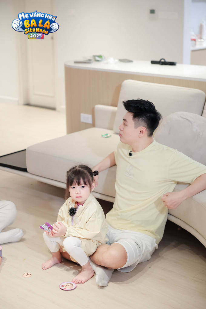 Chuyến đi chơi bất ổn của “mẹ" Ninh Anh Bùi với bé Pam: Cãi nhau ỏm tỏi, giao kèo đến năm 18 tuổi được lập!- Ảnh 3.