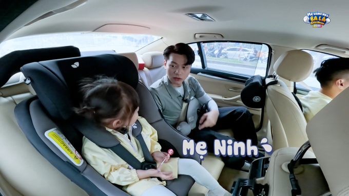 Chuyến đi chơi bất ổn của “mẹ" Ninh Anh Bùi với bé Pam: Cãi nhau ỏm tỏi, giao kèo đến năm 18 tuổi được lập!- Ảnh 4.