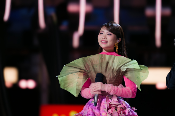Phương Mỹ Chi thể hiện “Bóng phù hoa” tại Sing! Asia 2025, đánh bại "ma vương" Hoàng Linh- Ảnh 1.