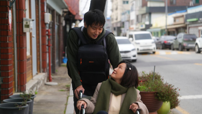 "Mang mẹ đi bỏ" phản ánh tình trạng “tiến thoái lưỡng nan” của những gia đình có người mắc bệnh Alzheimer- Ảnh 3.