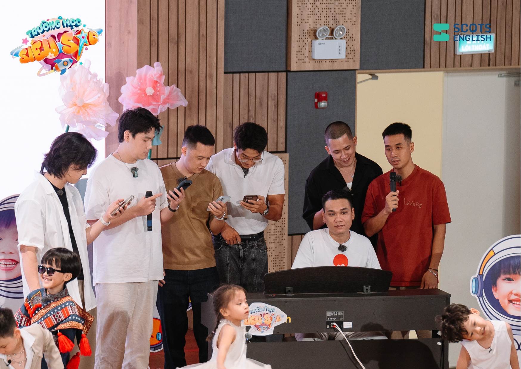 Trường Học Si&ecirc;u Sao Tập 9: Tiết mục văn nghệ đặc biệt của Khắc Việt c&ugrave;ng hội phụ huynh - Ảnh 1.