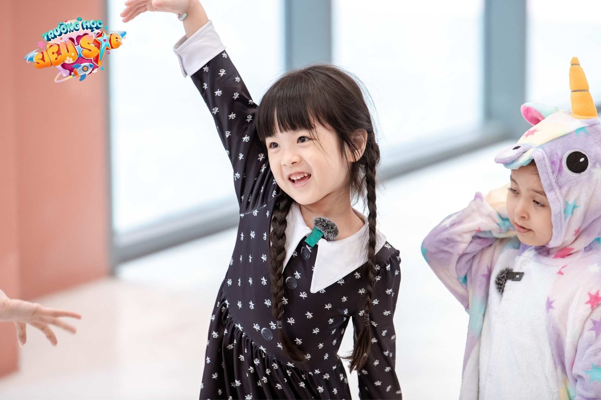 Trường Học Si&ecirc;u Sao Tập 10: Độc lạ trang phục của MinHee, Bona c&ugrave;ng c&aacute;c nh&oacute;c tỳ nh&iacute; nhố - Ảnh 8.