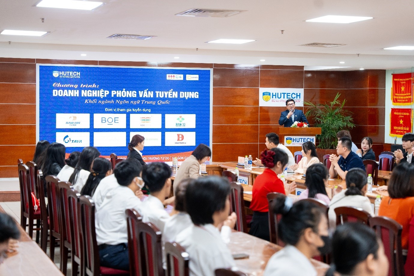 Nhu cầu nh&acirc;n lực Ng&ocirc;n ngữ Trung tăng c&ugrave;ng l&agrave;n s&oacute;ng hợp t&aacute;c kinh tế - Ảnh 1.