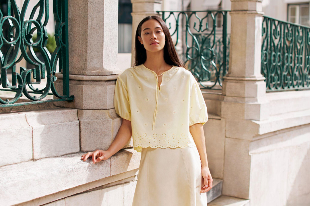 Ho&aacute; th&acirc;n th&agrave;nh n&agrave;ng thơ nước Ph&aacute;p c&ugrave;ng BST UNIQLO and COMPTOIR DES COTONNIERS Xu&acirc;n/H&egrave; 2026- Ảnh 5.