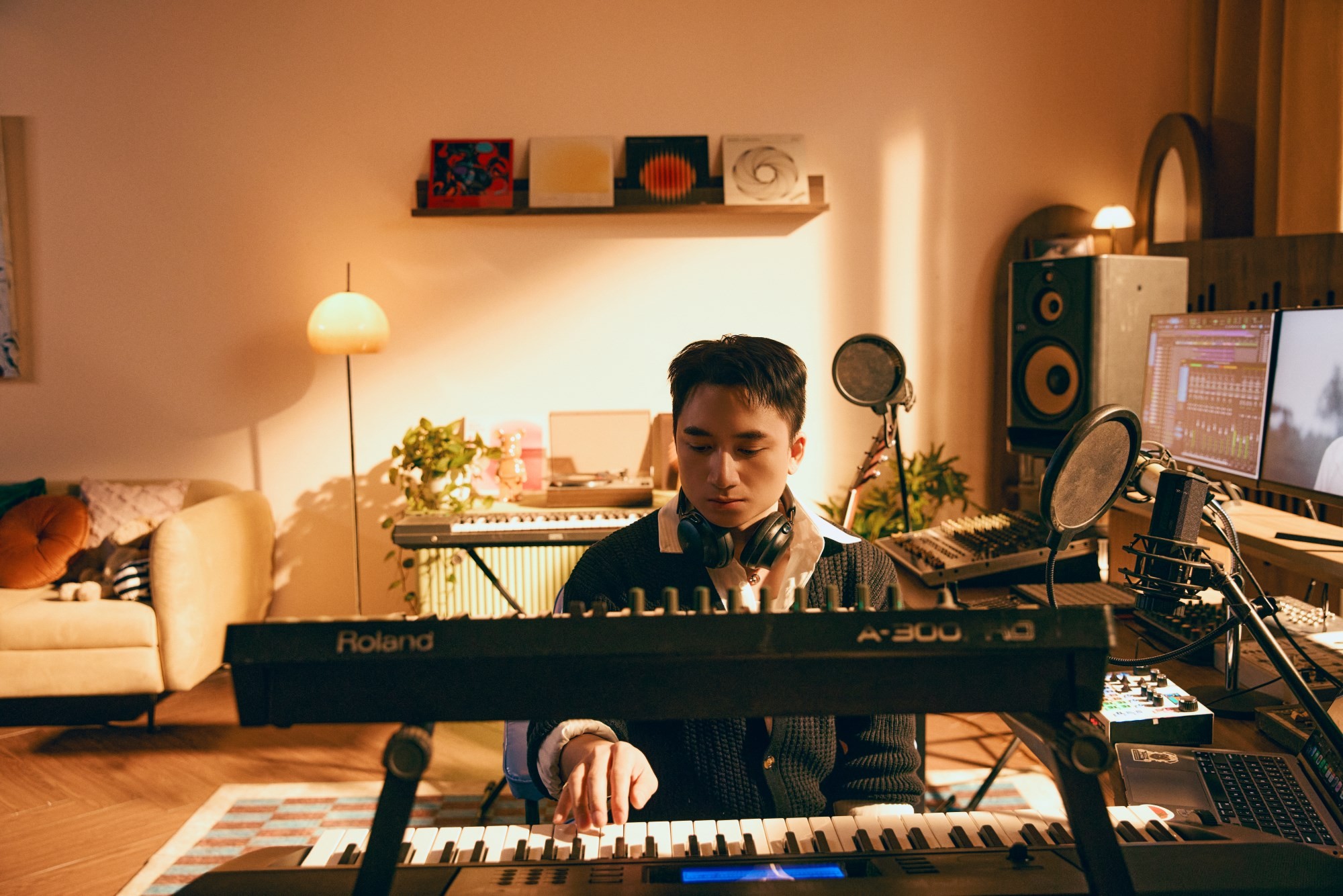 Tối ưu nhân sự như Phan Mạnh Quỳnh: Cần nữ chính đóng MV là có... vợ ngay! - Ảnh 1.