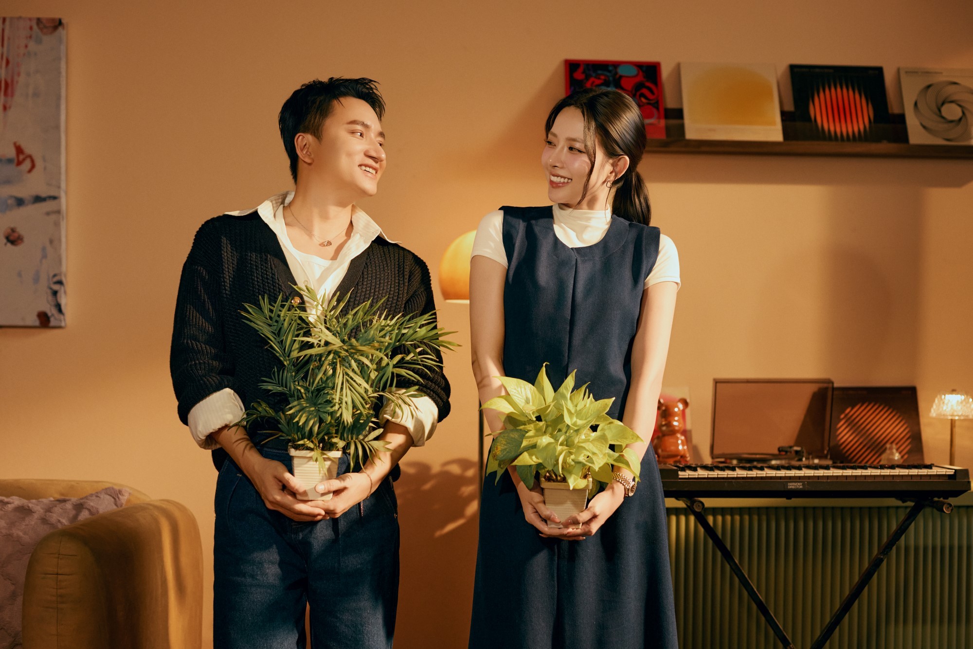 Tối ưu nhân sự như Phan Mạnh Quỳnh: Cần nữ chính đóng MV là có... vợ ngay! - Ảnh 3.