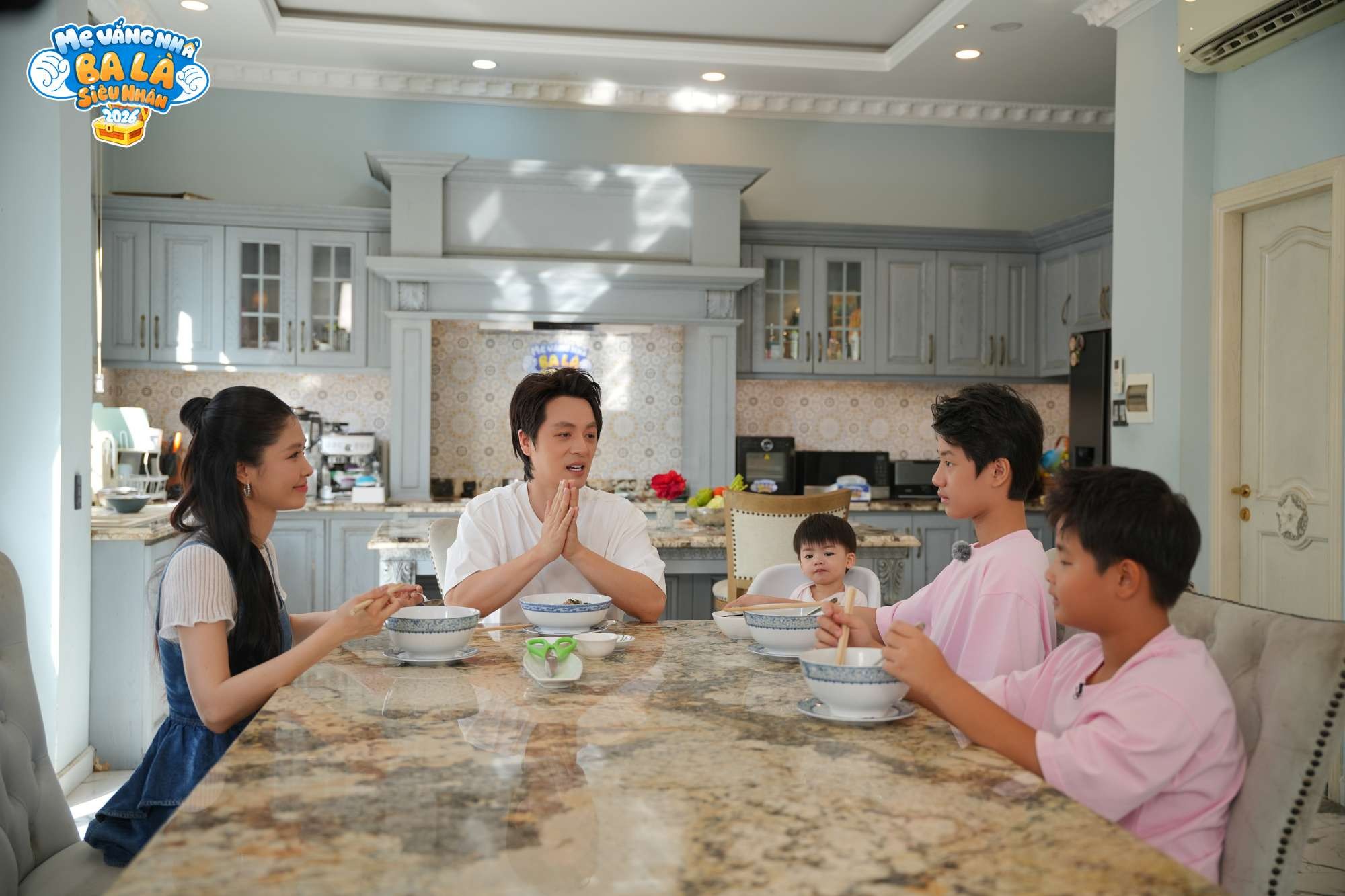 Tập 1 'Mẹ Vắng Nh&agrave; Ba L&agrave; Si&ecirc;u Nh&acirc;n 2026': Tuấn Hưng lần đầu ph&aacute; bỏ nguy&ecirc;n tắc 'giấu con', ba bố con Đăng Kh&ocirc;i đại n&aacute;o khi vắng b&oacute;ng vợ - Ảnh 4.