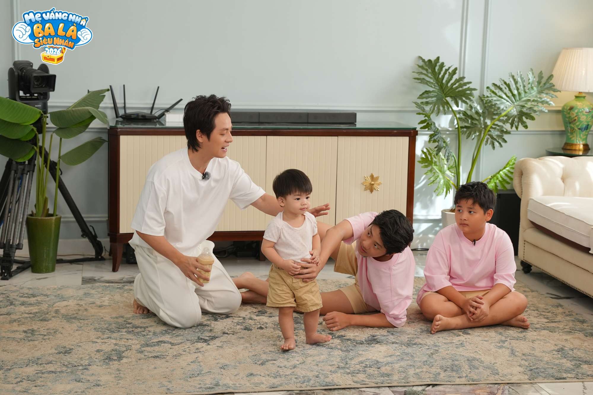 Tập 1 'Mẹ Vắng Nh&agrave; Ba L&agrave; Si&ecirc;u Nh&acirc;n 2026': Tuấn Hưng lần đầu ph&aacute; bỏ nguy&ecirc;n tắc 'giấu con', ba bố con Đăng Kh&ocirc;i đại n&aacute;o khi vắng b&oacute;ng vợ - Ảnh 5.