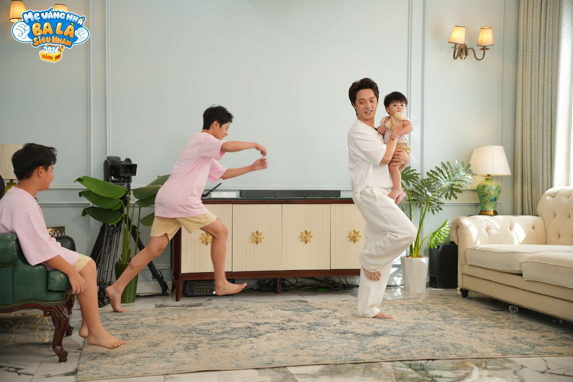 Tập 1 'Mẹ Vắng Nh&agrave; Ba L&agrave; Si&ecirc;u Nh&acirc;n 2026': Tuấn Hưng lần đầu ph&aacute; bỏ nguy&ecirc;n tắc 'giấu con', ba bố con Đăng Kh&ocirc;i đại n&aacute;o khi vắng b&oacute;ng vợ - Ảnh 6.