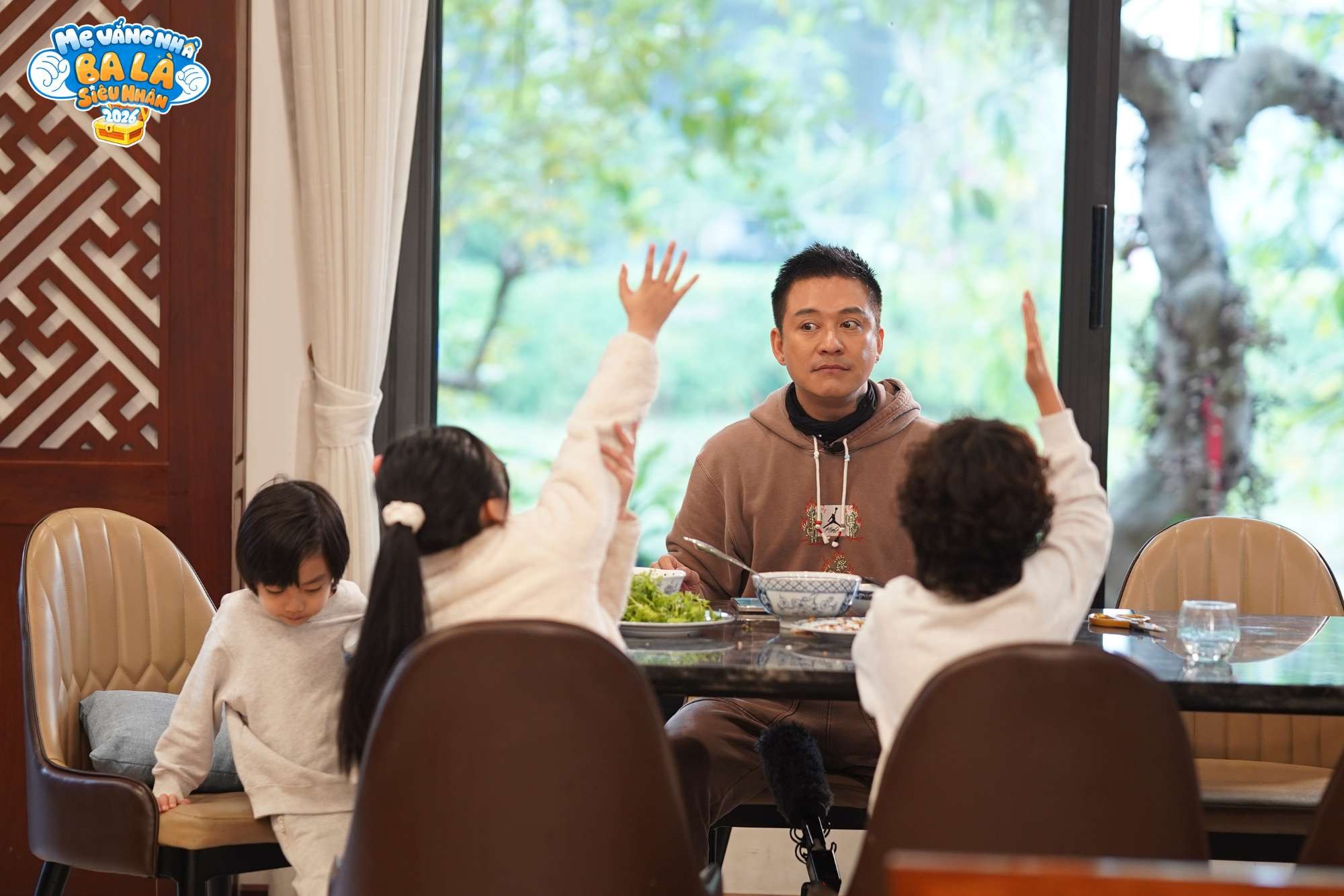 Tập 1 'Mẹ Vắng Nh&agrave; Ba L&agrave; Si&ecirc;u Nh&acirc;n 2026': Tuấn Hưng lần đầu ph&aacute; bỏ nguy&ecirc;n tắc 'giấu con', ba bố con Đăng Kh&ocirc;i đại n&aacute;o khi vắng b&oacute;ng vợ - Ảnh 1.