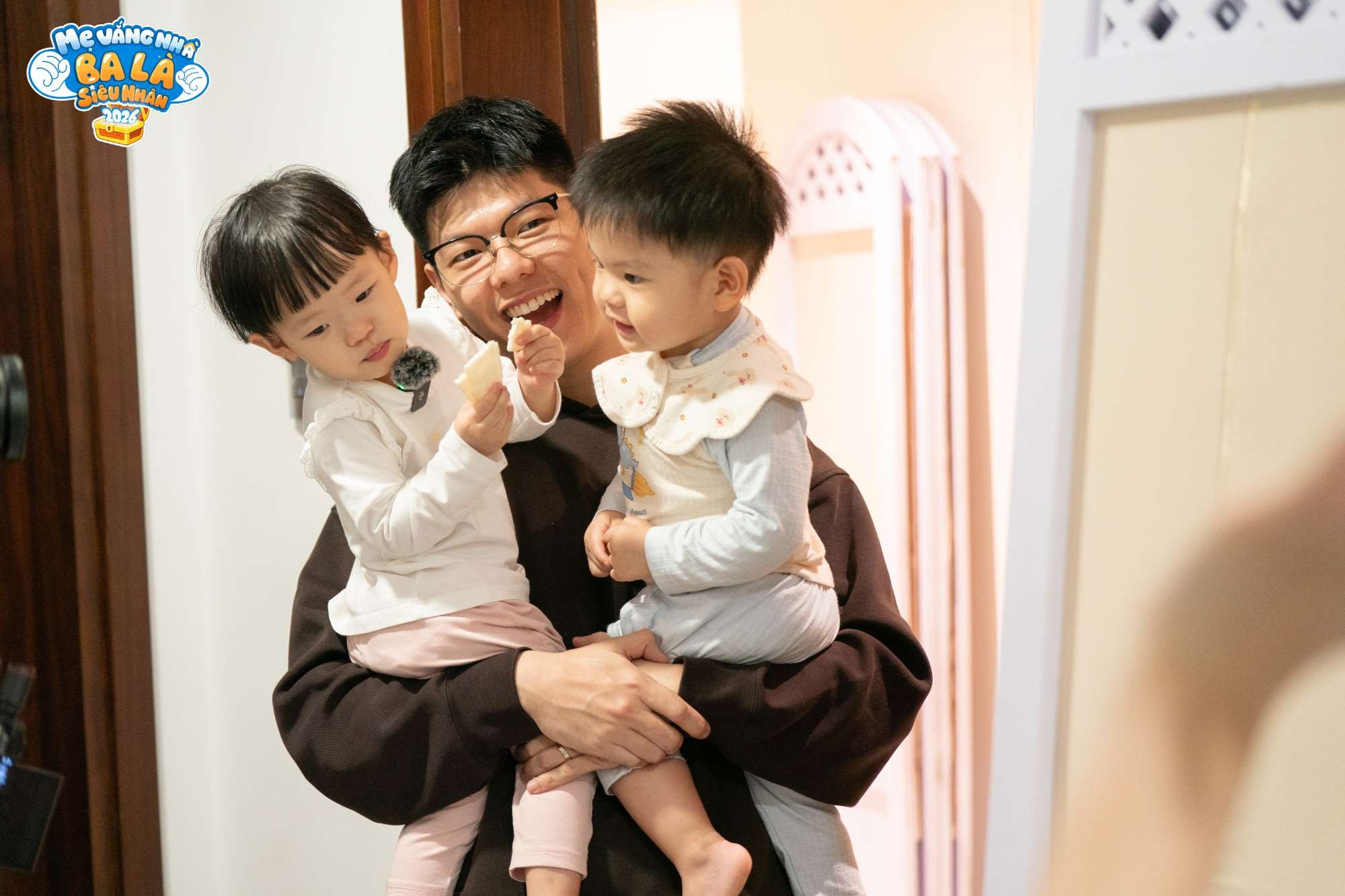 Tập 1 'Mẹ Vắng Nh&agrave; Ba L&agrave; Si&ecirc;u Nh&acirc;n 2026': Gia Đ&igrave;nh Truyền H&igrave;nh t&acirc;m đầu &yacute; hợp, mom Dương trổ t&agrave;i nội trợ - Ảnh 3.