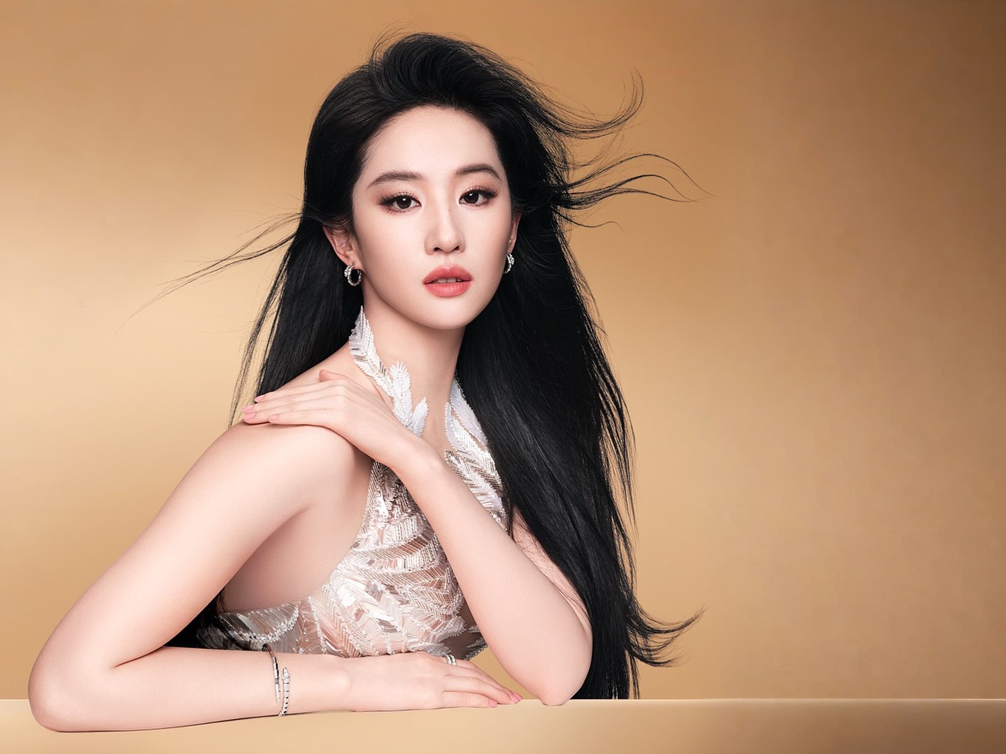 Nhan sắc 'thần tiên tỷ tỷ' Lưu Diệc Phi thăng hạng trong loạt thiết kế couture - Ảnh 2.