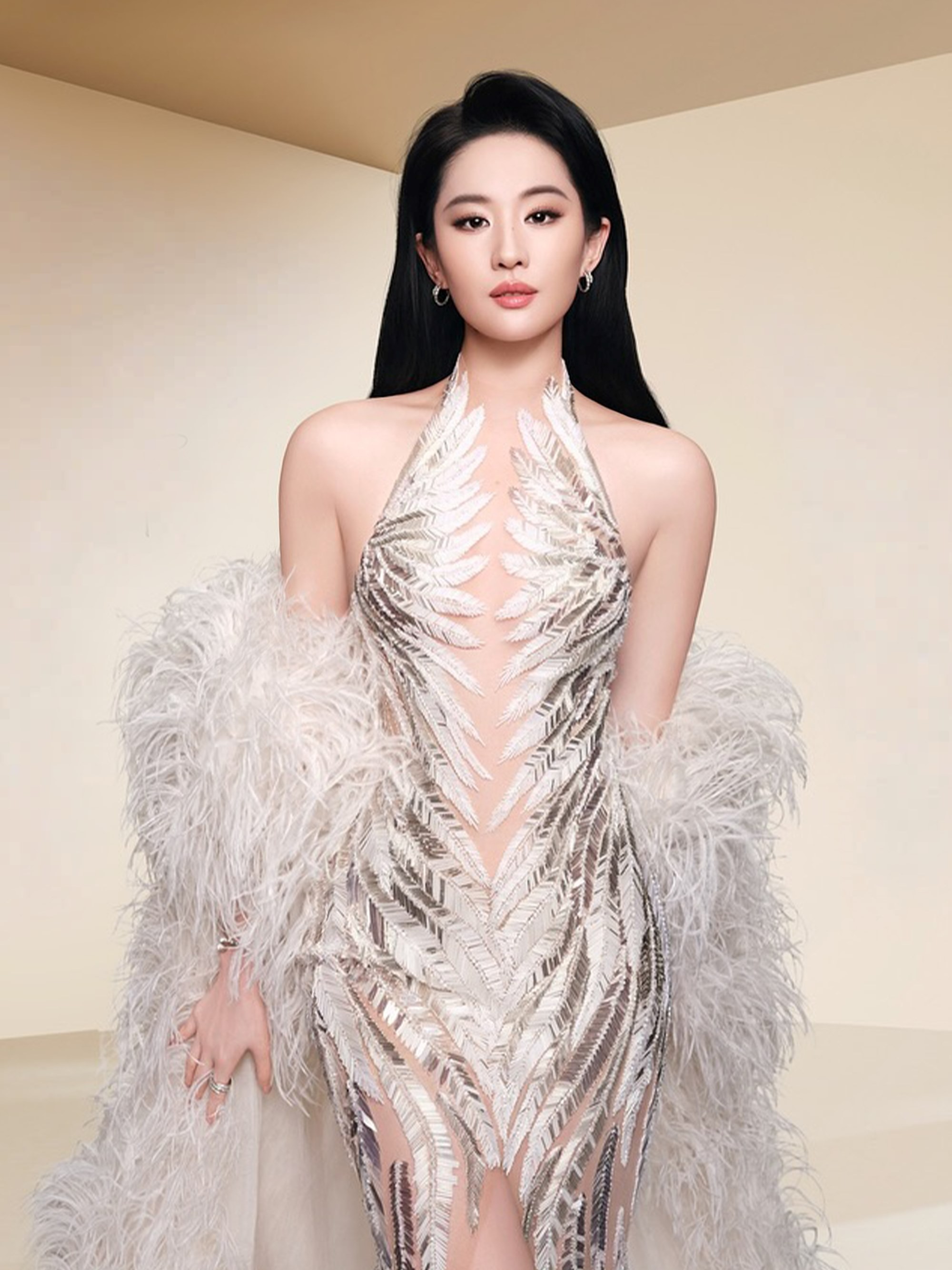 Nhan sắc 'thần tiên tỷ tỷ' Lưu Diệc Phi thăng hạng trong loạt thiết kế couture - Ảnh 5.