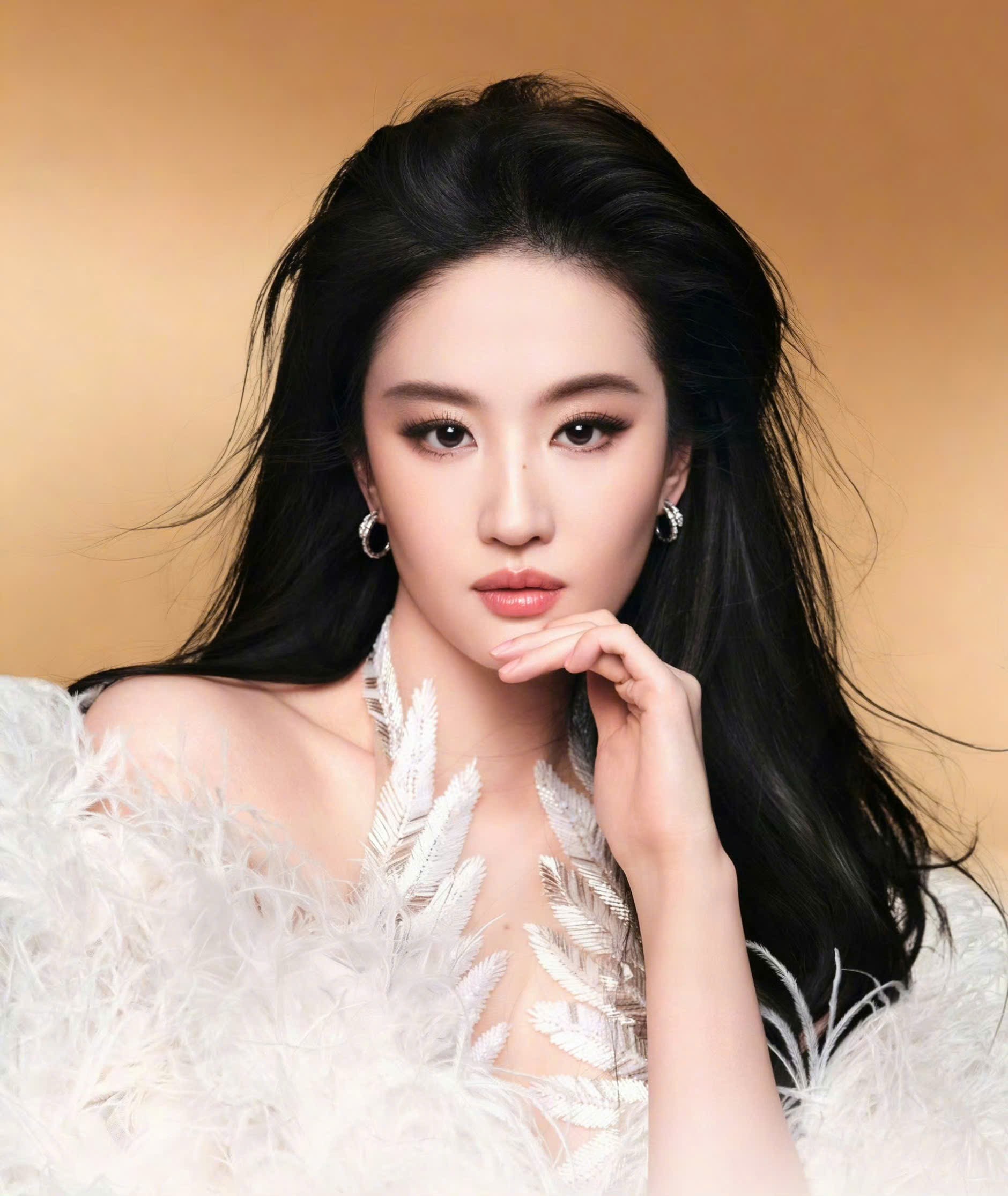 Nhan sắc 'thần tiên tỷ tỷ' Lưu Diệc Phi thăng hạng trong loạt thiết kế couture - Ảnh 1.