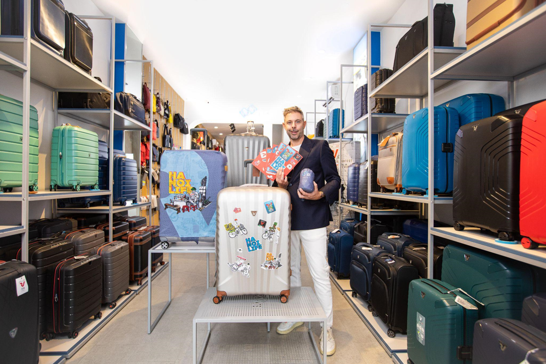 Điểm danh những mẫu vali m&agrave;u sắc 'trendy' khiến giới trẻ ph&aacute;t cuồng!- Ảnh 7.