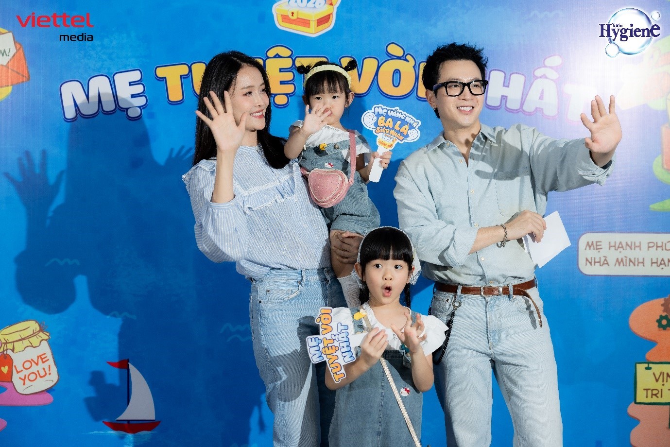 Trương Mỹ Nh&acirc;n - Ph&iacute; Ngọc Hưng giản dị nhưng vẫn bừng s&aacute;ng visual tại sự kiện 'Mẹ Vắng Nh&agrave; Ba L&agrave; Si&ecirc;u Nh&acirc;n 2026' - Ảnh 2.