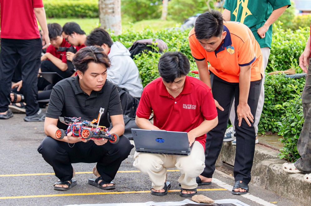 Tốc độ, c&ocirc;ng nghệ v&agrave; những c&uacute; bứt ph&aacute; của sinh vi&ecirc;n HUTECH tr&ecirc;n đường đua xe m&ocirc; h&igrave;nh- Ảnh 5.