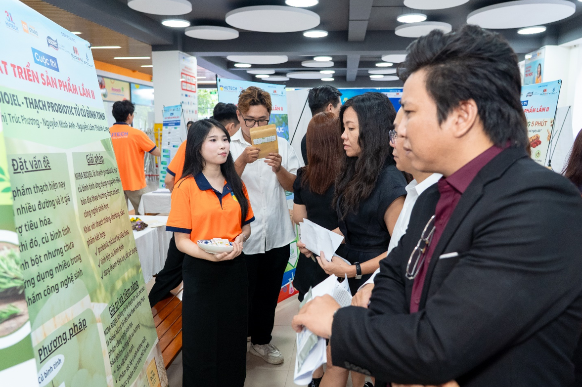 Sinh vi&ecirc;n HUTECH 'ch&agrave;o s&acirc;n' doanh nghiệp với 60 sản phẩm nghi&ecirc;n cứu xanh- Ảnh 2.