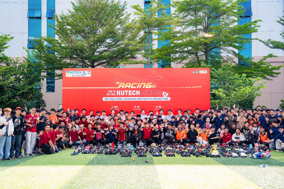 Tốc độ, c&ocirc;ng nghệ v&agrave; những c&uacute; bứt ph&aacute; của sinh vi&ecirc;n HUTECH tr&ecirc;n đường đua xe m&ocirc; h&igrave;nh- Ảnh 4.