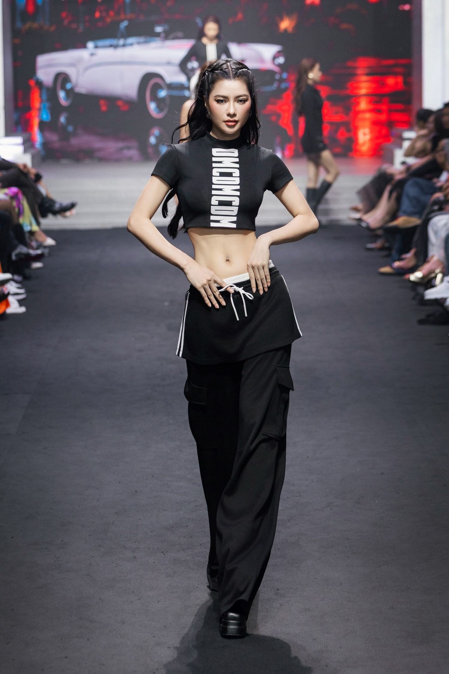 Tiểu Vy nắm tay Thanh Thủy catwalk, màn hội ngộ của 17 nàng hậu gây choáng ngợp - Ảnh 3.
