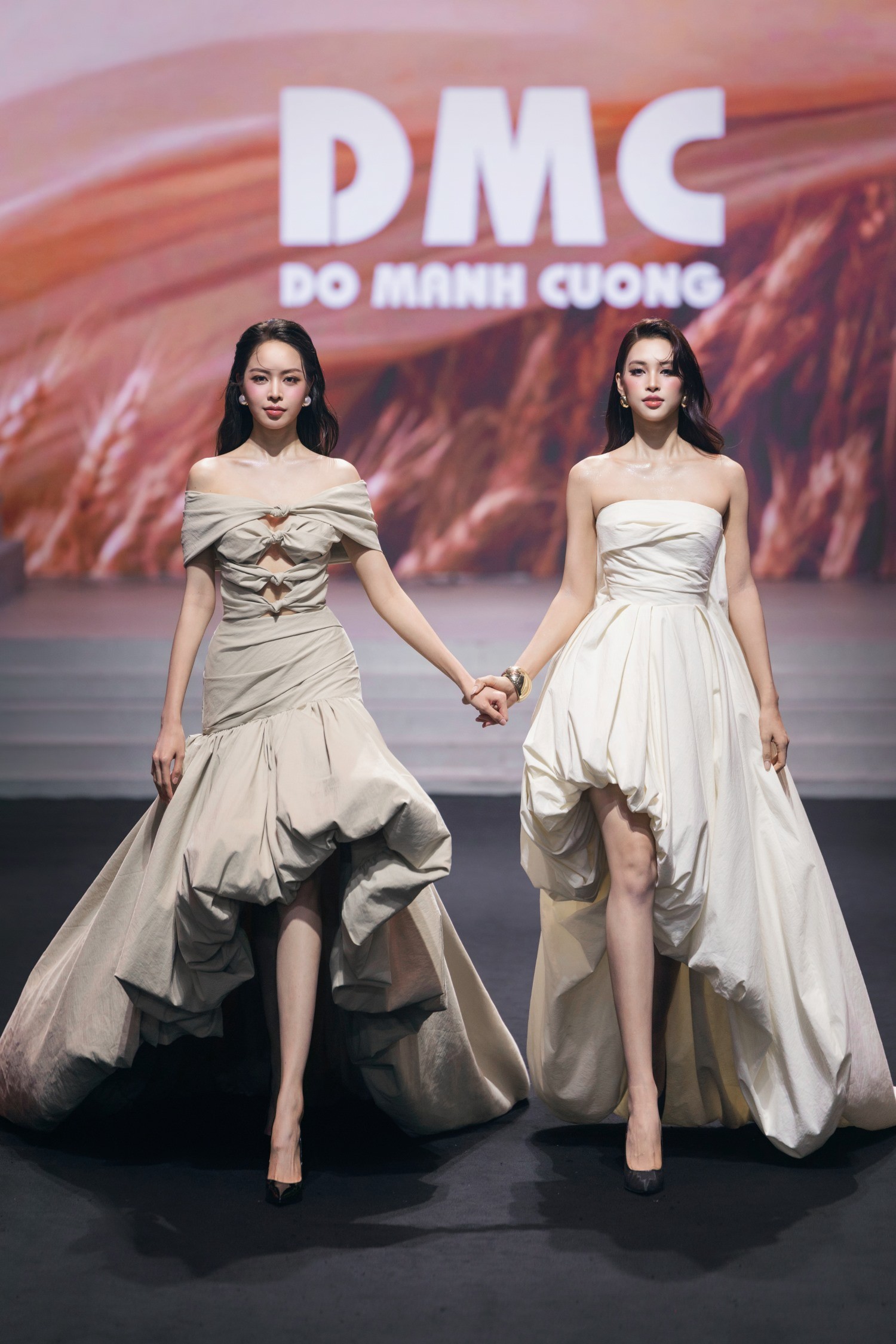 Tiểu Vy nắm tay Thanh Thủy catwalk, màn hội ngộ của 17 nàng hậu gây choáng ngợp - Ảnh 10.