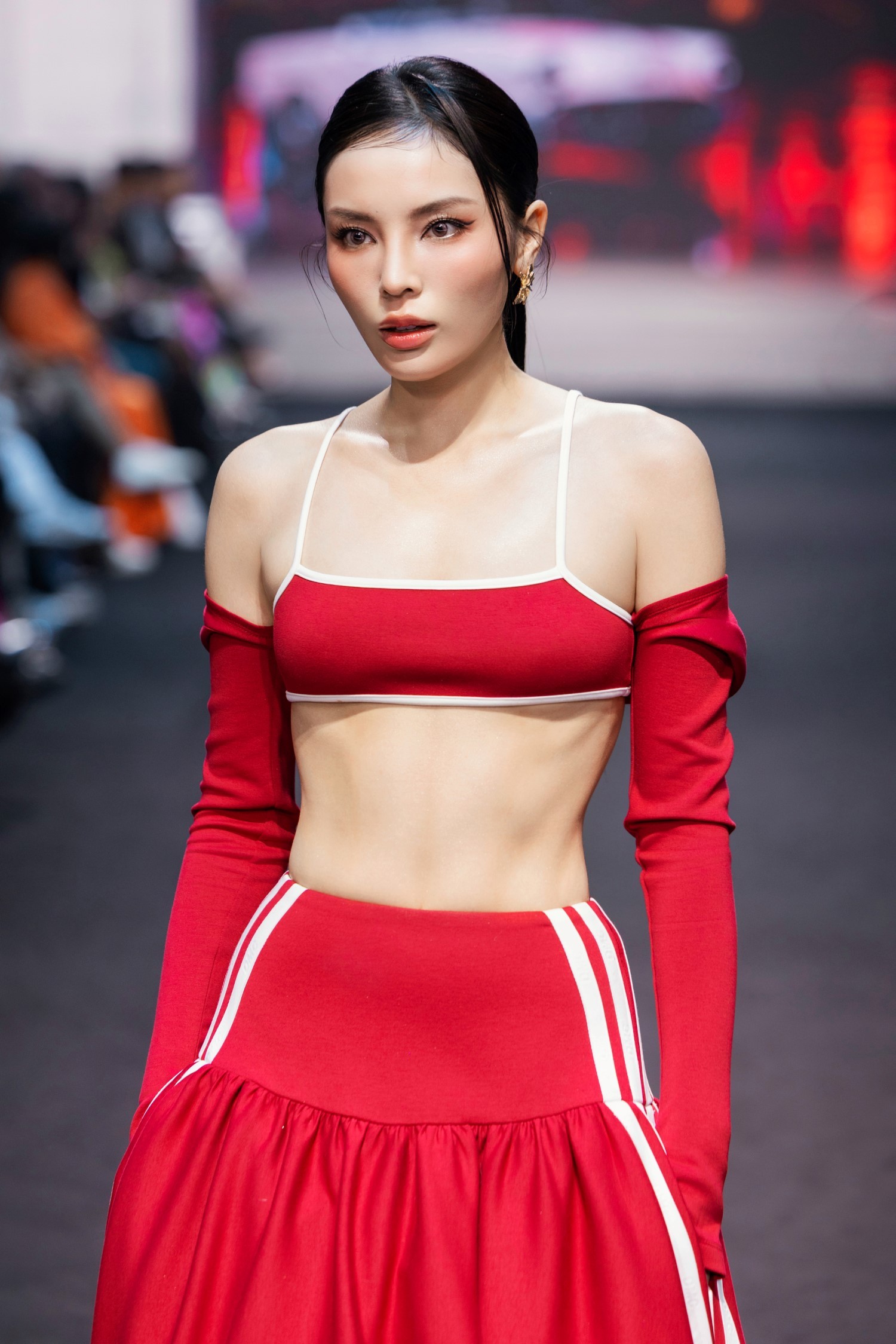 Tiểu Vy nắm tay Thanh Thủy catwalk, màn hội ngộ của 17 nàng hậu gây choáng ngợp - Ảnh 8.