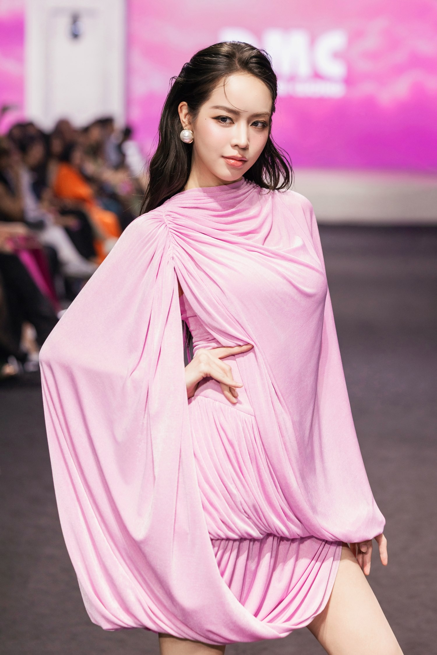 Tiểu Vy nắm tay Thanh Thủy catwalk, màn hội ngộ của 17 nàng hậu gây choáng ngợp - Ảnh 9.