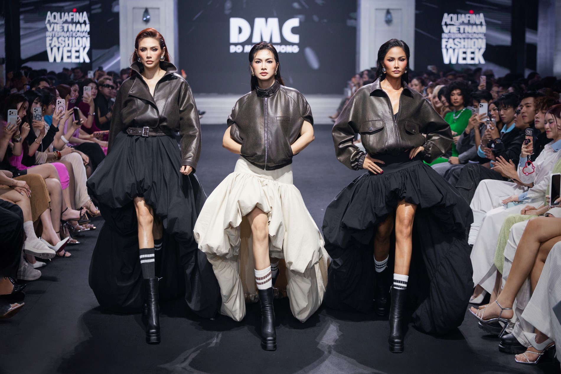 Tiểu Vy nắm tay Thanh Thủy catwalk, màn hội ngộ của 17 nàng hậu gây choáng ngợp - Ảnh 11.