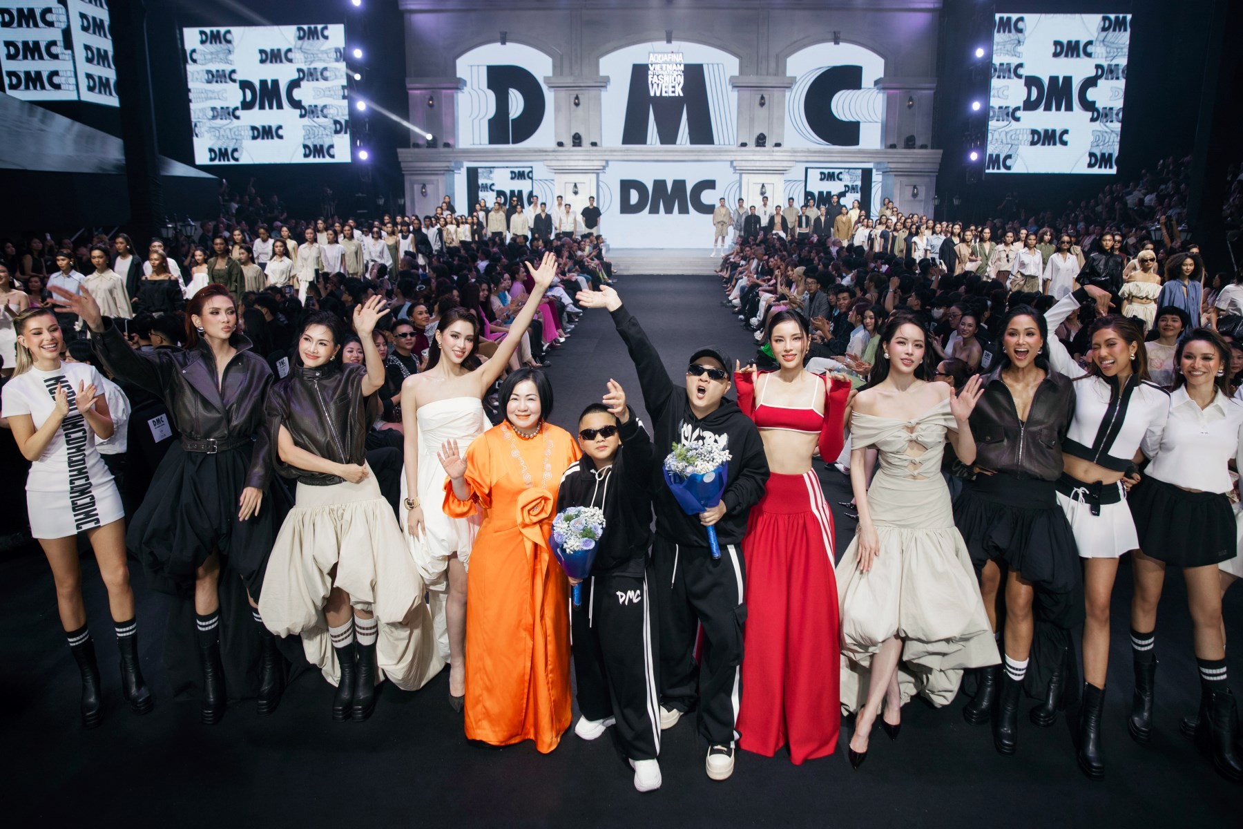 Tiểu Vy nắm tay Thanh Thủy catwalk, màn hội ngộ của 17 nàng hậu gây choáng ngợp - Ảnh 12.