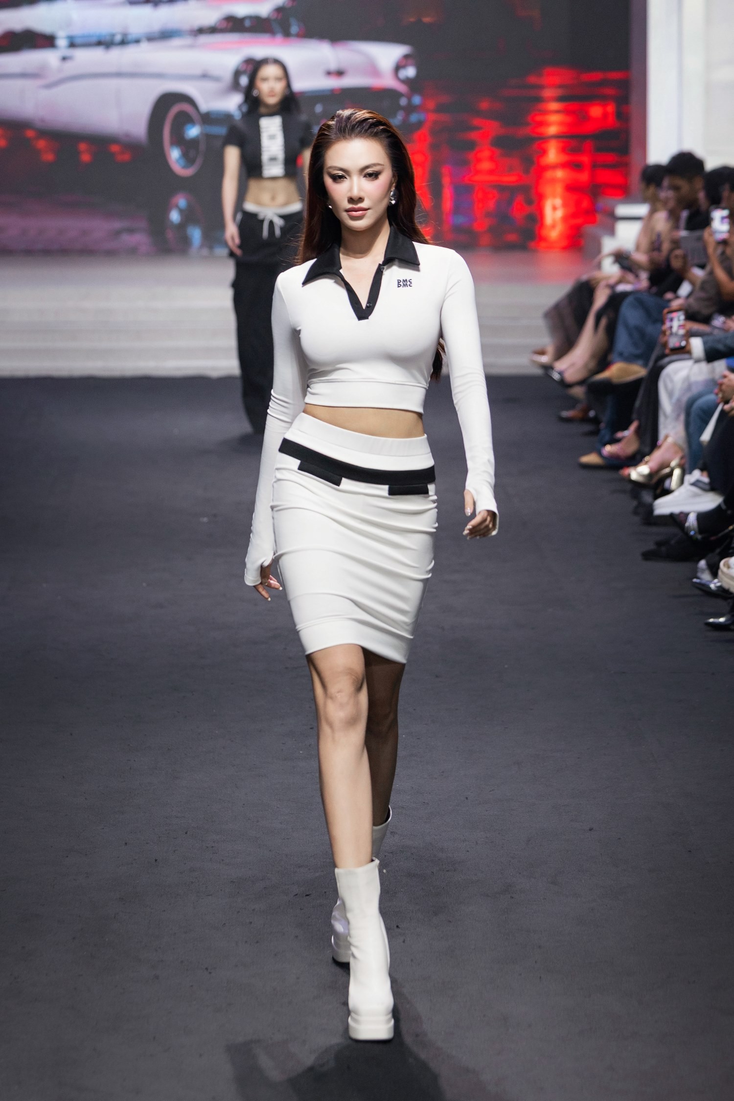 Tiểu Vy nắm tay Thanh Thủy catwalk, màn hội ngộ của 17 nàng hậu gây choáng ngợp - Ảnh 2.
