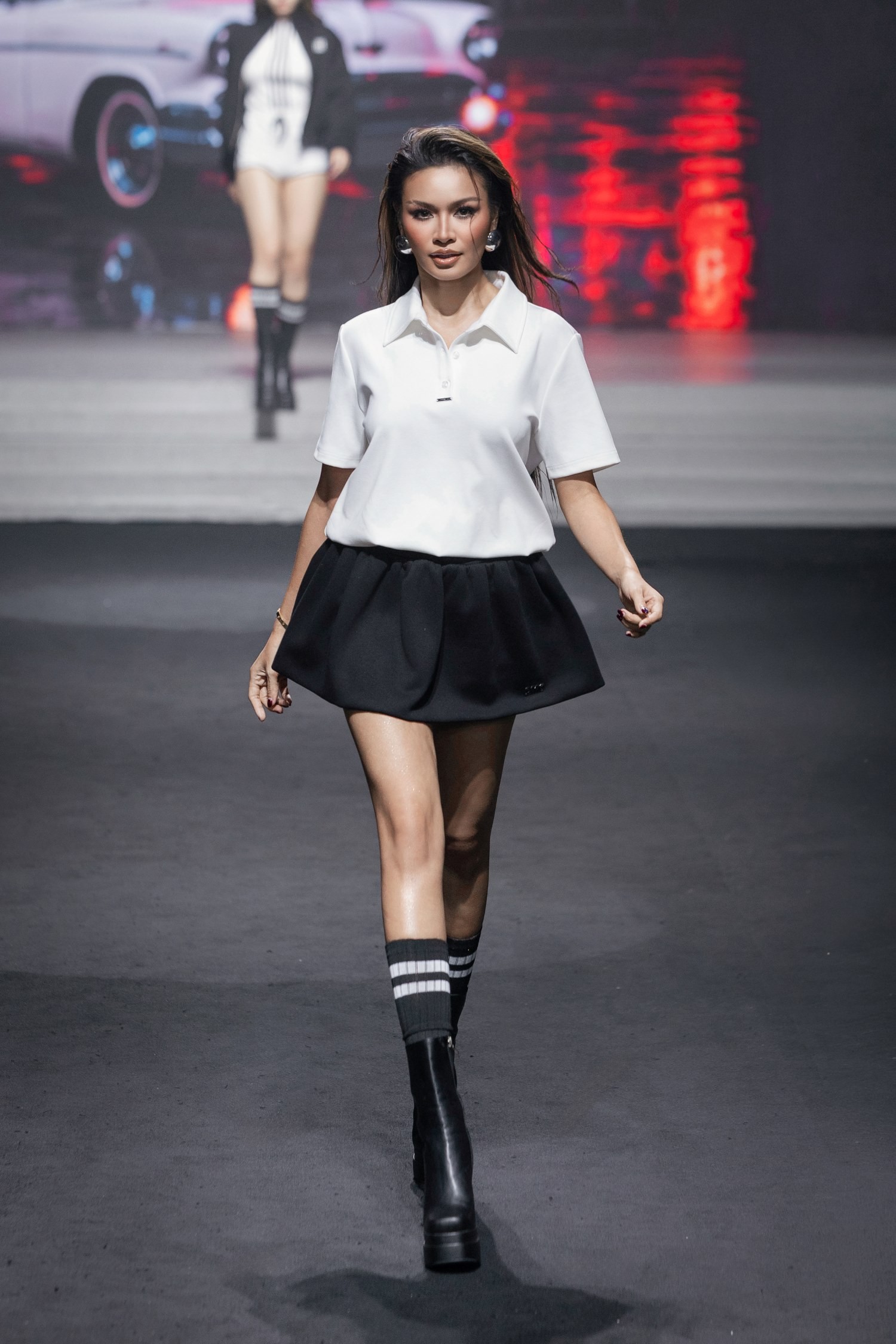 Tiểu Vy nắm tay Thanh Thủy catwalk, màn hội ngộ của 17 nàng hậu gây choáng ngợp - Ảnh 4.