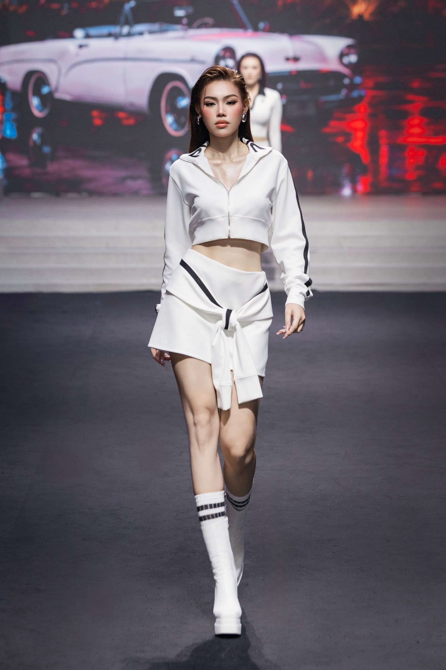 Tiểu Vy nắm tay Thanh Thủy catwalk, màn hội ngộ của 17 nàng hậu gây choáng ngợp - Ảnh 1.