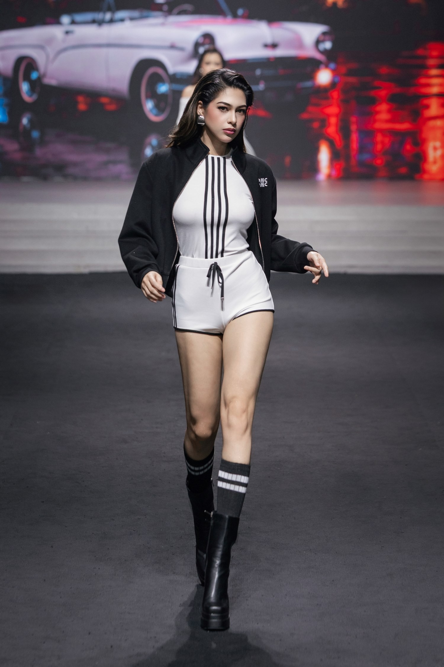 Tiểu Vy nắm tay Thanh Thủy catwalk, màn hội ngộ của 17 nàng hậu gây choáng ngợp - Ảnh 5.