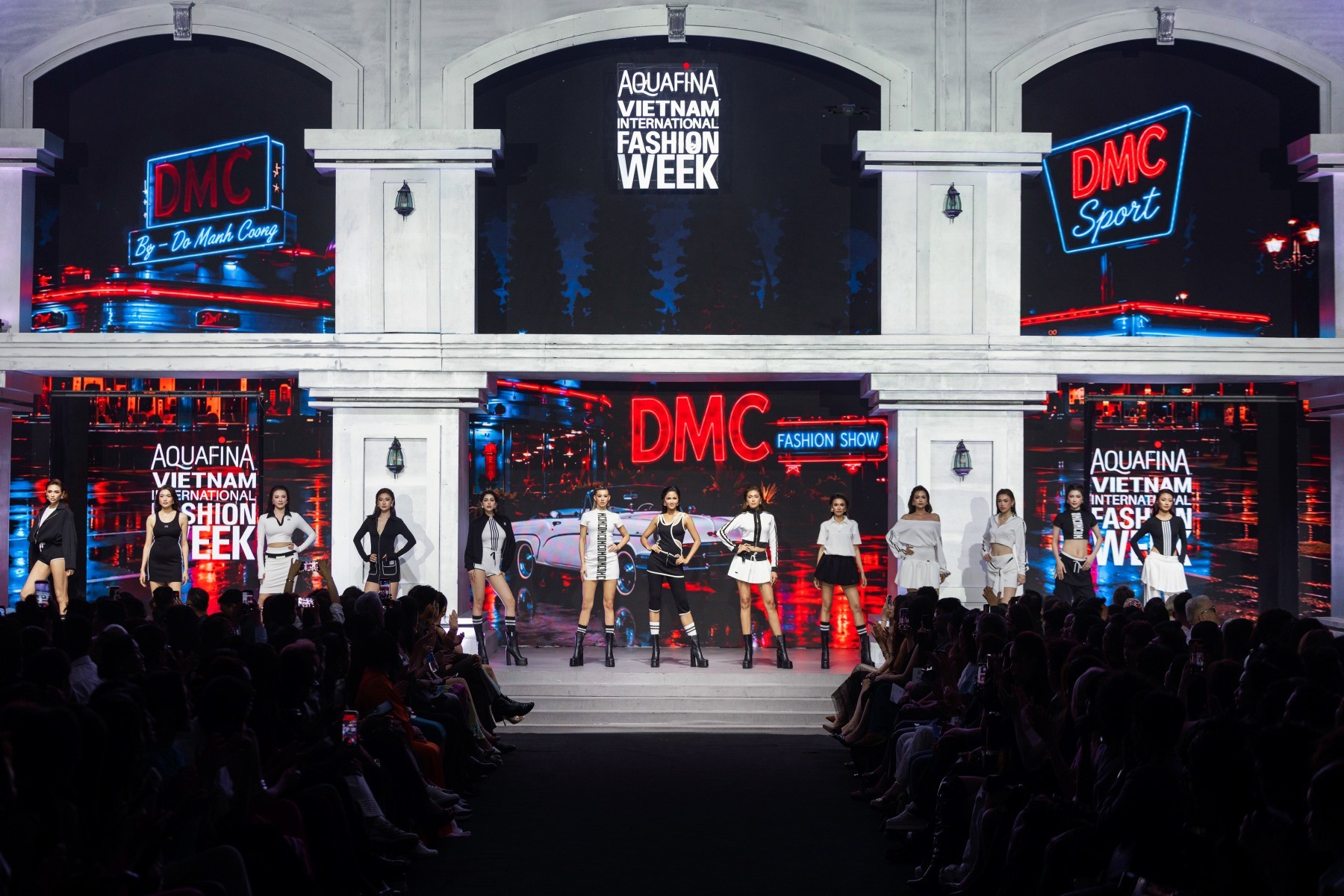 Tiểu Vy nắm tay Thanh Thủy catwalk, màn hội ngộ của 17 nàng hậu gây choáng ngợp - Ảnh 6.