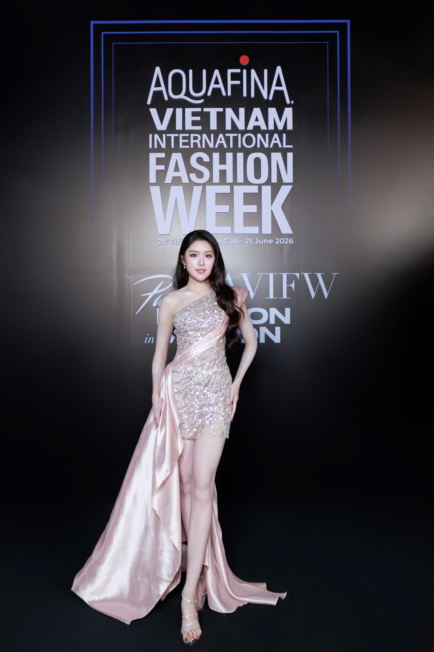 Thảm đỏ AVIFW 2026: Hoa hậu Bùi Quỳnh Hoa, Phan Phương Oanh và dàn sao Vbiz đọ sắc bất phân thắng bại- Ảnh 8. Nội dung chú thích ảnh