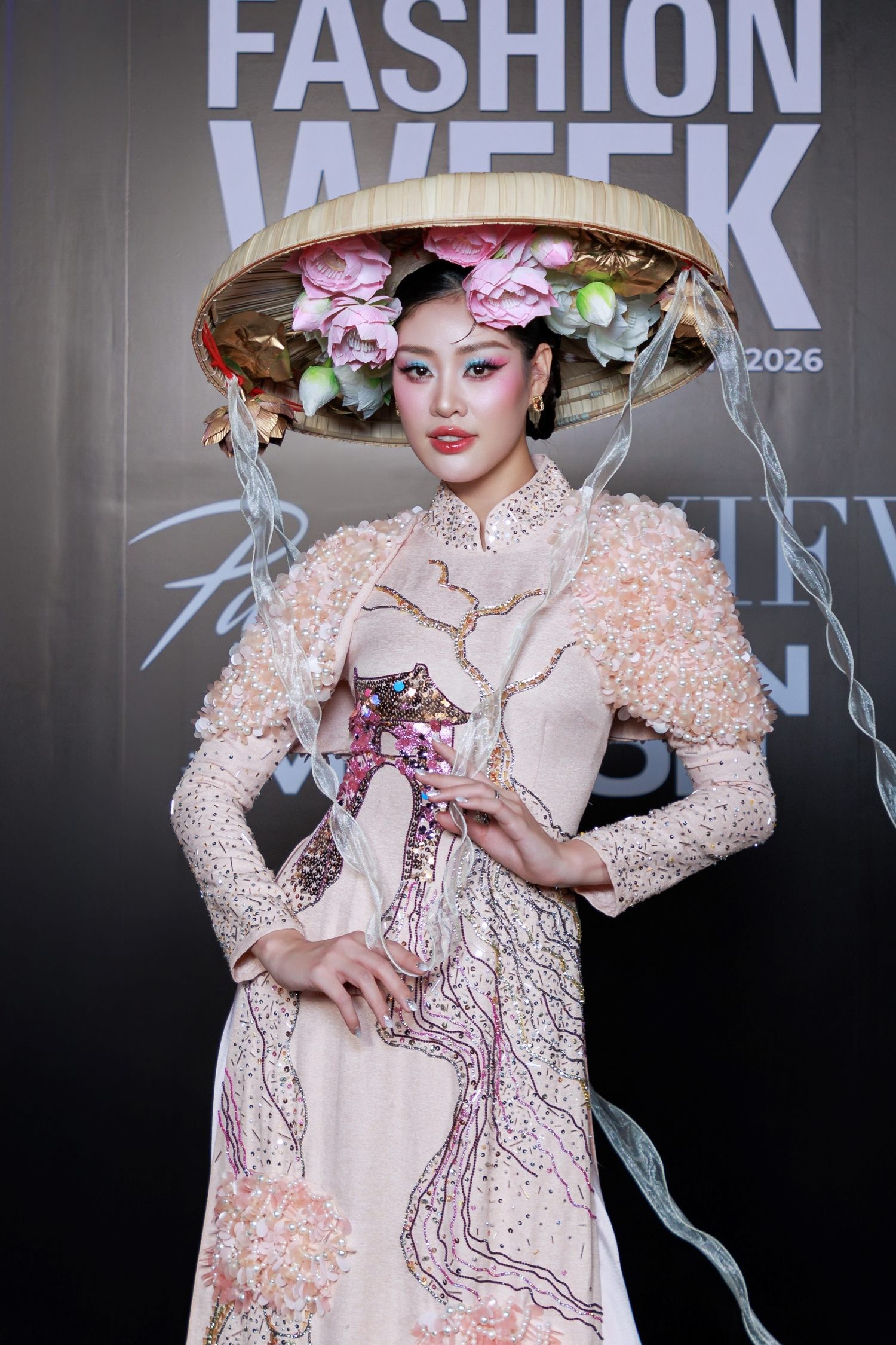 Thảm đỏ AVIFW 2026: Hoa hậu Bùi Quỳnh Hoa, Phan Phương Oanh và dàn sao Vbiz đọ sắc bất phân thắng bại- Ảnh 4. Nội dung chú thích ảnh
