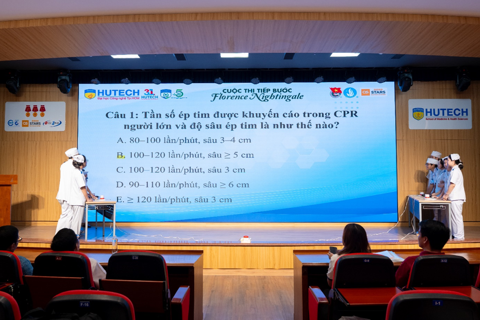 Một ngày 'chạy trạm' làm ê-kíp cấp cứu của sinh viên Điều dưỡng - Kỹ thuật y học HUTECH- Ảnh 1.