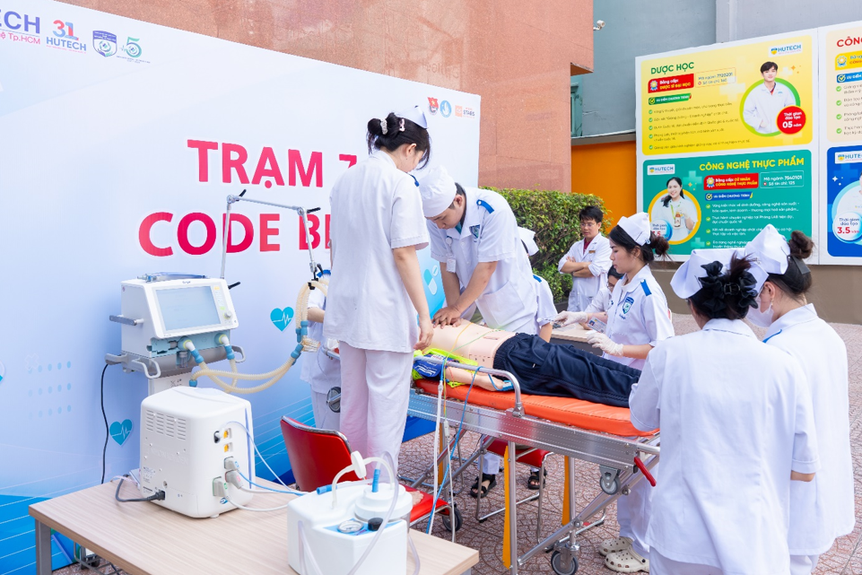 Một ngày 'chạy trạm' làm ê-kíp cấp cứu của sinh viên Điều dưỡng - Kỹ thuật y học HUTECH- Ảnh 3.