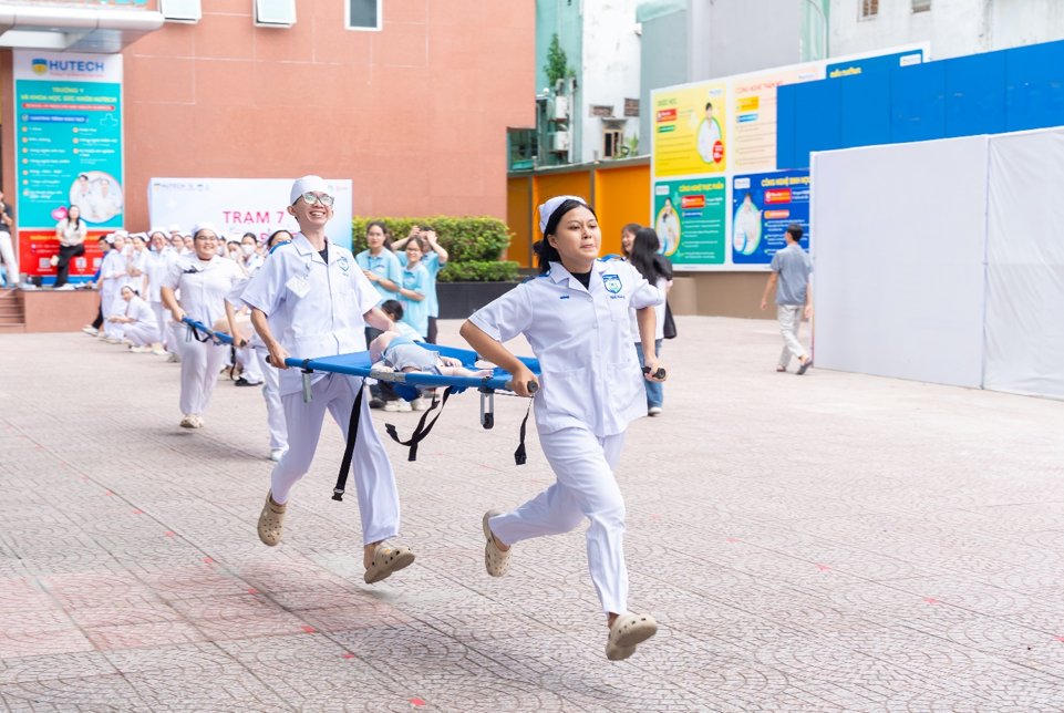 Một ngày 'chạy trạm' làm ê-kíp cấp cứu của sinh viên Điều dưỡng - Kỹ thuật y học HUTECH- Ảnh 4.