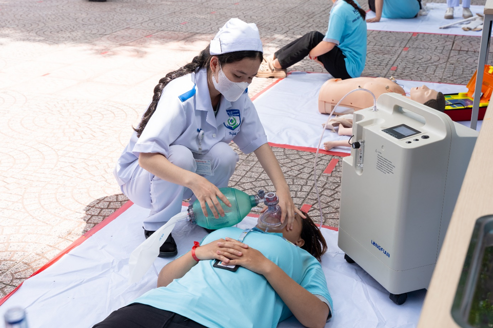 Một ngày 'chạy trạm' làm ê-kíp cấp cứu của sinh viên Điều dưỡng - Kỹ thuật y học HUTECH- Ảnh 2.