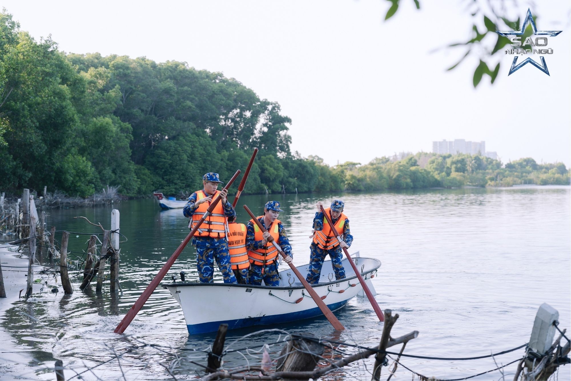 Tập 1 "Sao Nhập Ngũ 2026": Erik ngơ ng&aacute;c bị tịch thu mỹ phẩm - Ảnh 1.