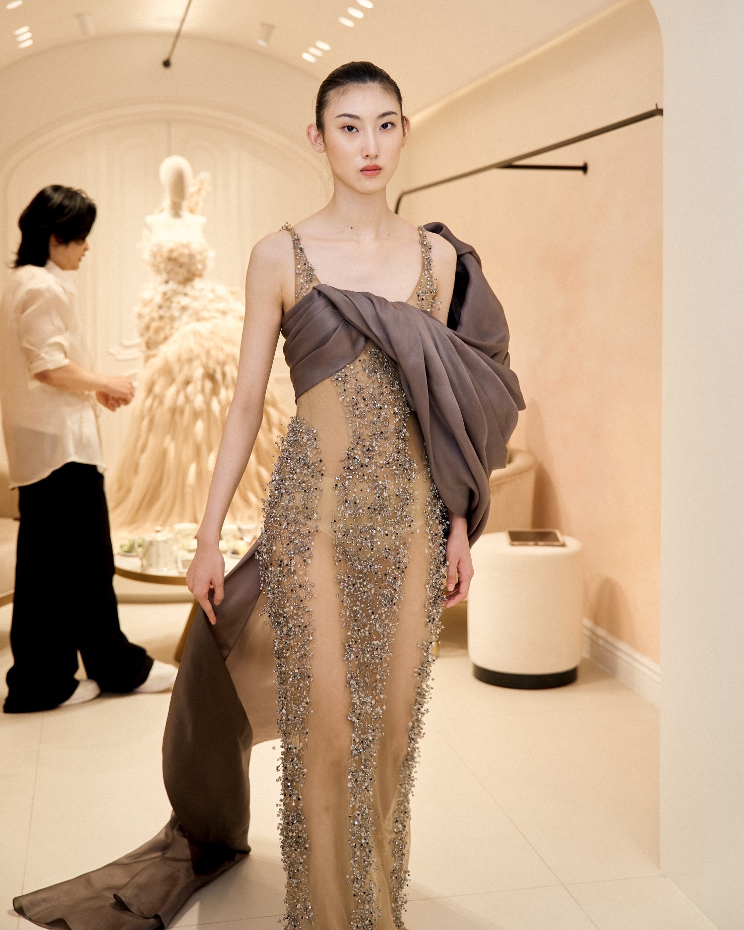 NTK Nguyễn Phúc Tuấn mang cơn mưa xứ Huế đến Paris qua 'Vũ Khúc Cố Đô' - Ảnh 3.