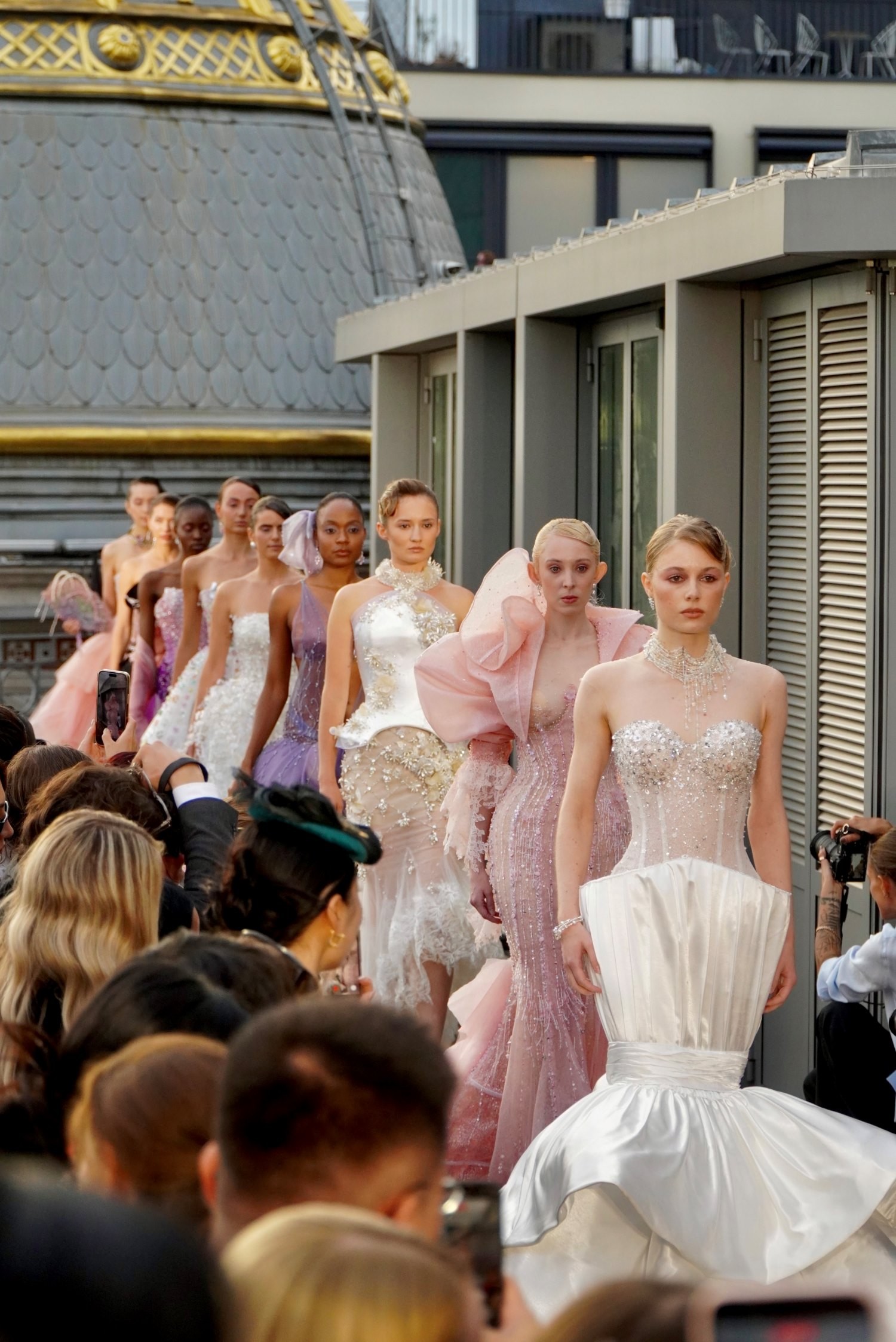 NTK Phong Đinh đưa cảm hứng Đ&agrave; Lạt v&agrave;o BST đầu tay tại Paris Fashion Week - Ảnh 3.