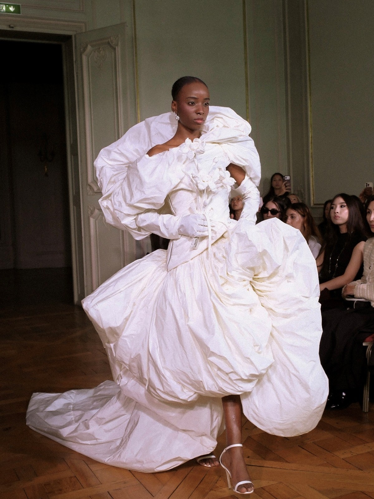 NTK Nguyễn Phúc Tuấn đưa 'Vũ Khúc Cố Đô' đến Paris Fashion Week - Ảnh 9.