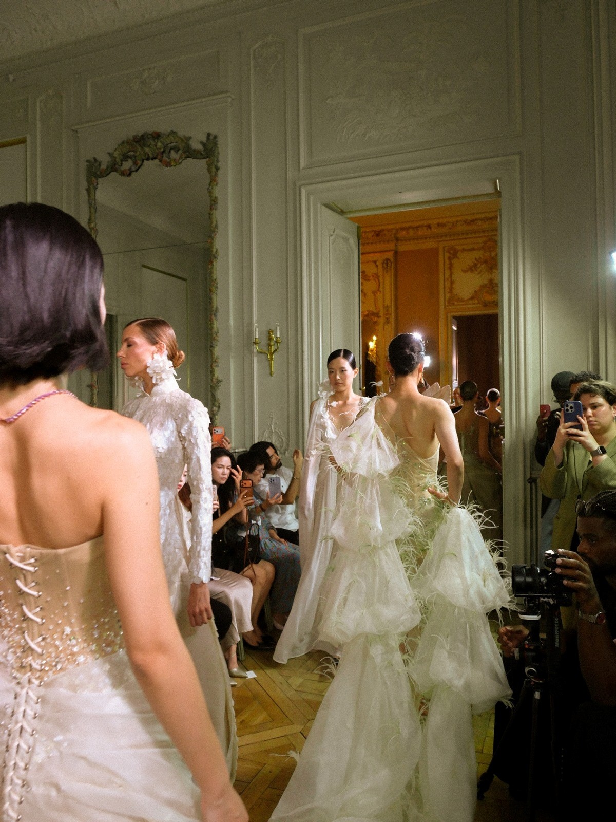 NTK Nguyễn Phúc Tuấn đưa 'Vũ Khúc Cố Đô' đến Paris Fashion Week - Ảnh 10.