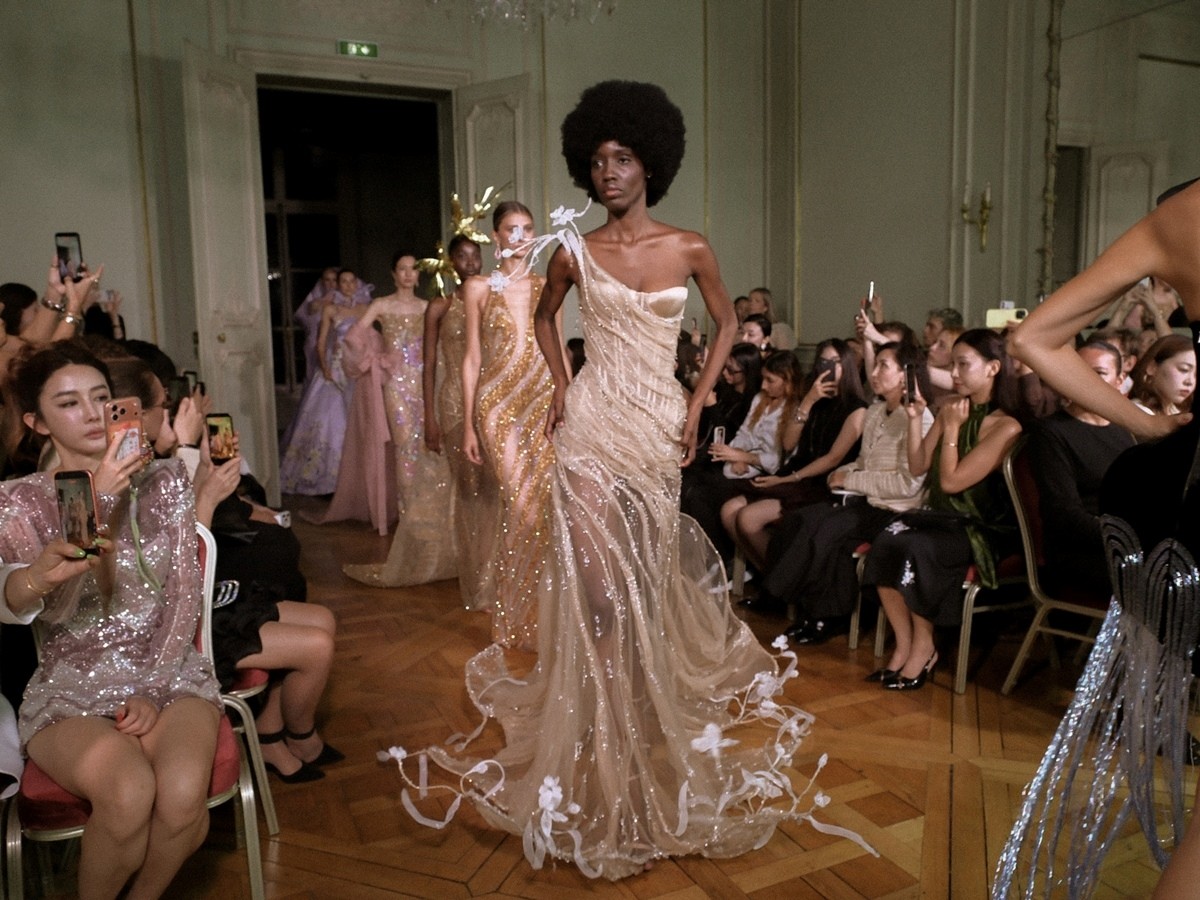 NTK Nguyễn Phúc Tuấn đưa 'Vũ Khúc Cố Đô' đến Paris Fashion Week - Ảnh 4.