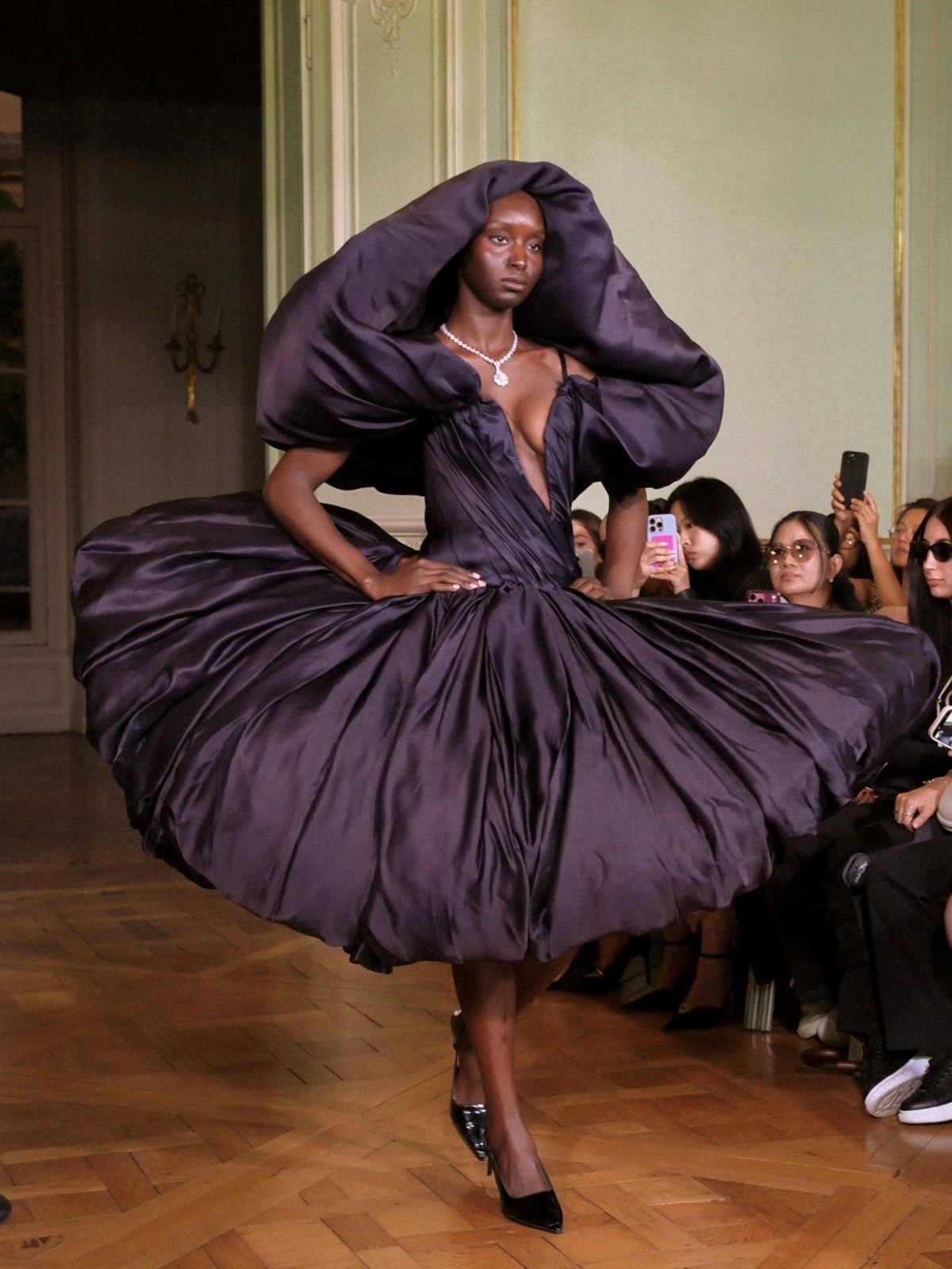 NTK Nguyễn Phúc Tuấn đưa 'Vũ Khúc Cố Đô' đến Paris Fashion Week - Ảnh 6.